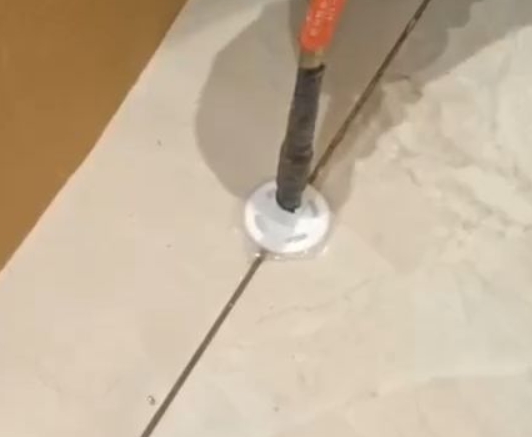 汉南瓷砖空鼓维修公司专业解答瓷砖在铺贴过程中，如果没有涂抹均匀到位的粘结材料（如水泥砂浆或瓷砖胶），可能会导致以下问题